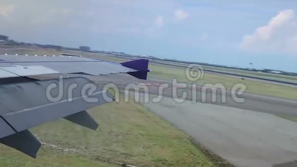 飞机滑行跑道的机翼在机场掉头从飞机的窗户射出视频的预览图