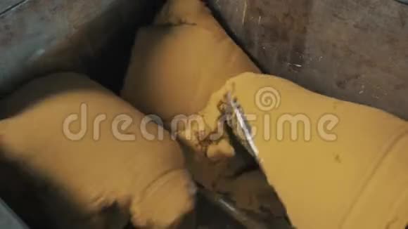 工业研磨机金属刀片切割黄动沙粒视频的预览图