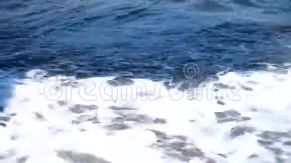 有瓦和岩石的海岸视频的预览图