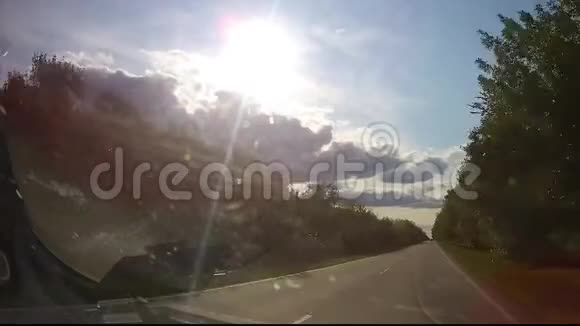 日落时的沥青路与模糊汽车卡车在乡村美丽的春日在柏油路上行驶视频的预览图