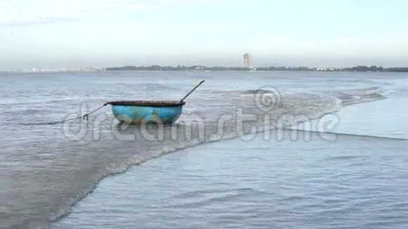渔民村传统的篮子渔船视频的预览图