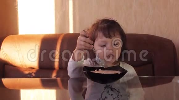 漂亮的孩子吃早餐视频的预览图
