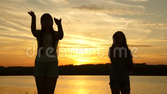 青少年女朋友假日迪斯科湖边聚会孩子们跳舞快乐的女孩在海滩上跳舞漂亮的女孩视频的预览图