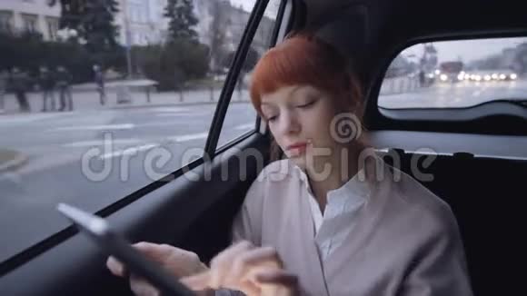 女人用平板电脑透过窗户看视频的预览图