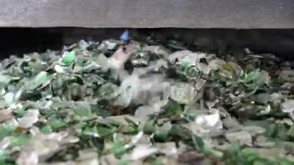 回收设施中的玻璃废物机器中的玻璃颗粒视频的预览图
