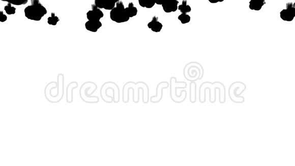大量的黑色墨水流动在白色上缓慢移动墨水或烟雾注入黑色染料漂浮在水中供英基或视频的预览图
