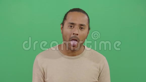 大人伸出舌头视频的预览图
