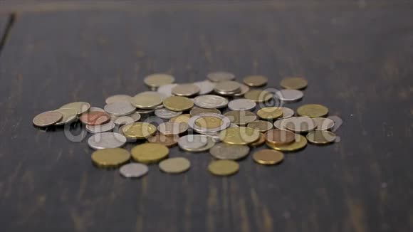 黑桌特写的硬币视频的预览图