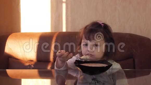 漂亮的孩子吃早餐视频的预览图