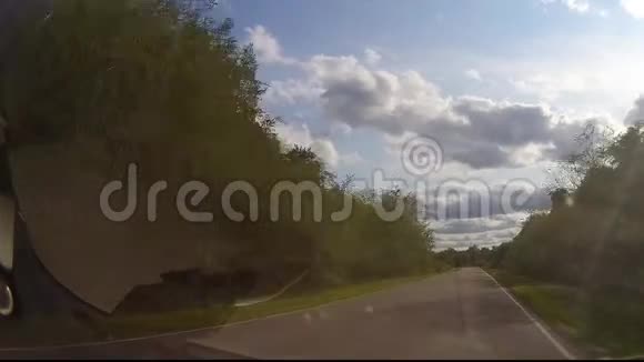 日落时的沥青路与模糊汽车卡车在美丽的春日乡村运动中行驶柏油路视频的预览图