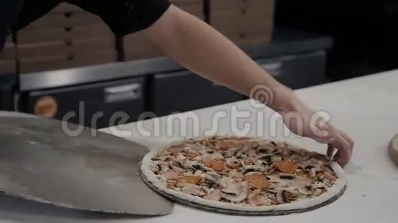 在现代意大利餐厅做披萨的厨师视频的预览图