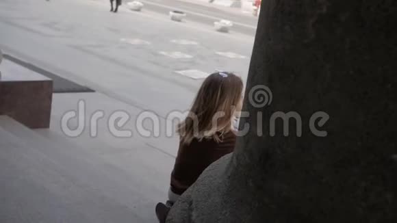 城里的年轻女孩视频的预览图