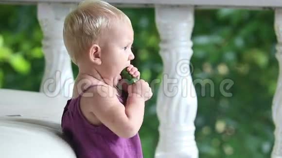 小孩吃黄瓜站在沙发上视频的预览图