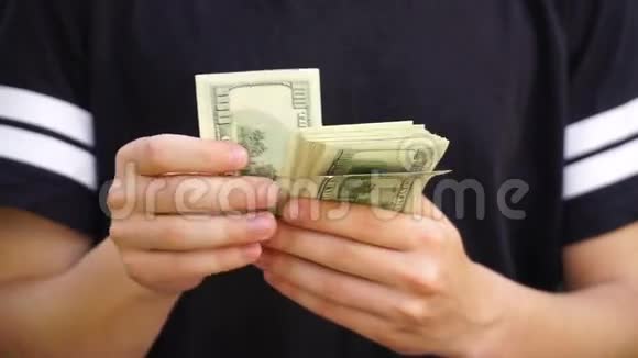 录像少年炫耀他们的钱视频的预览图