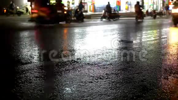 汽车开着车狗在湿漉漉的马路上乱跑视频的预览图