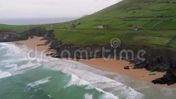 位于爱尔兰西海岸丁乐半岛的惊人海湾视频的预览图