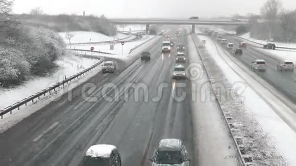 德国高速公路上的大雪视频的预览图