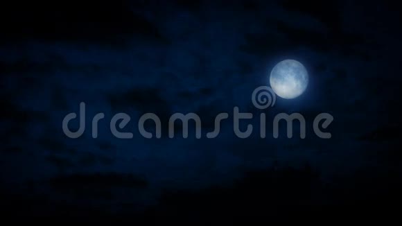 满月伴云飘过视频的预览图