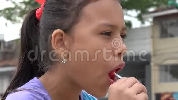 女孩吃糖果糖果糖视频的预览图