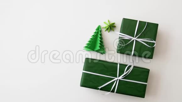 白色背景的圣诞礼物和装饰视频的预览图