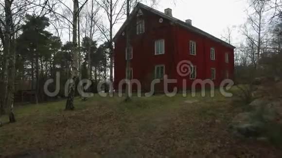 大木制红房子视频的预览图