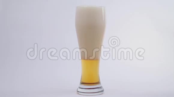 玻璃杯里的啤酒泡沫视频的预览图