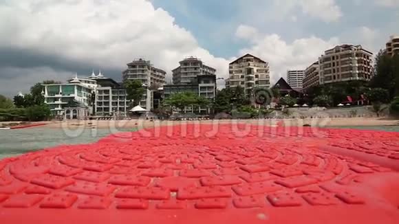 泰国芭堤雅暹罗湾岸边的建筑物从海中眺望视频的预览图