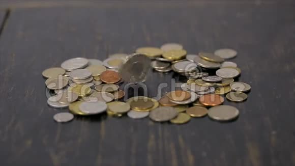 黑桌特写的硬币视频的预览图