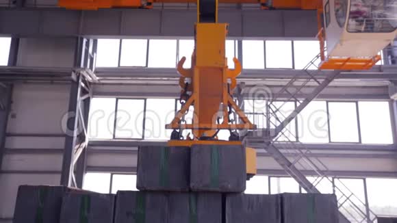 关闭一个工厂的起重机视频的预览图