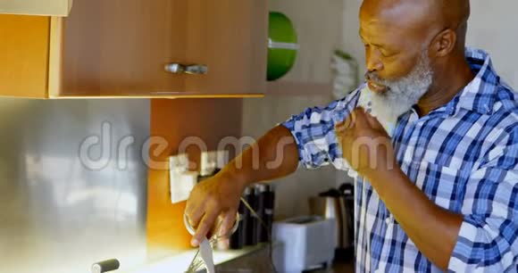 准备厨房蔬菜的老人视频的预览图
