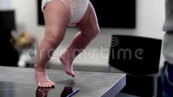 婴儿的腿在桌子上视频的预览图