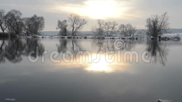 哈维尔河景观勃兰登堡德国冬季与冰雪流动的水视频的预览图