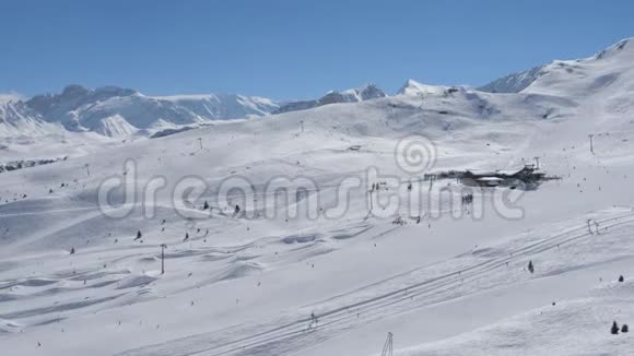 冬季山景滑雪场的景色视频的预览图