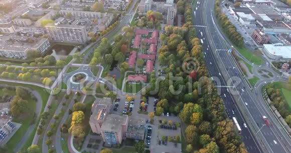鸟瞰zwinjdrecht市秋季日落视频的预览图
