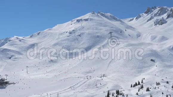 冬季山景滑雪场的景色视频的预览图