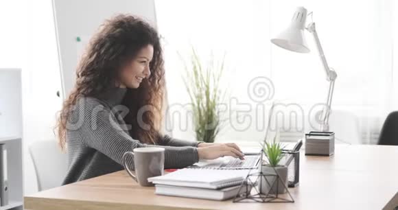 微笑的女商人在笔记本电脑上工作视频的预览图