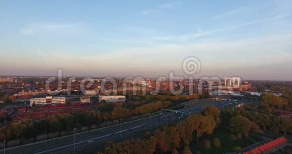 鸟瞰zwinjdrecht市秋季日落视频的预览图