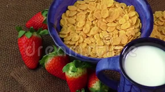 健康的早餐玉米片新鲜草莓和牛奶视频的预览图