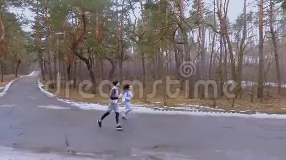人们在森林里沿路奔跑视频的预览图