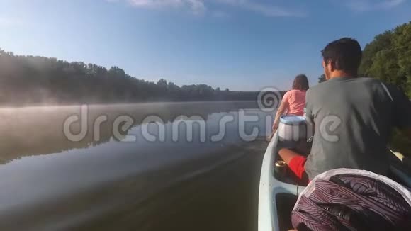 独木舟游在河上视频的预览图