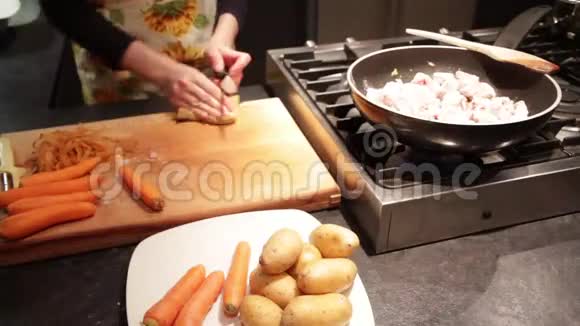 土豆和胡萝卜炖肉视频的预览图