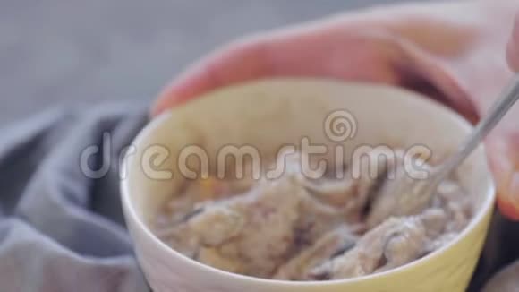 搅拌餐粥慢动作视频的预览图