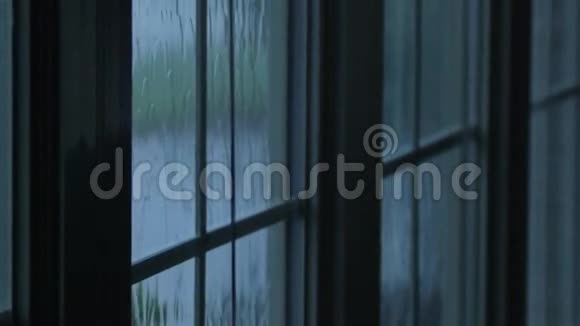 雨水顺着窗户玻璃流下视频的预览图