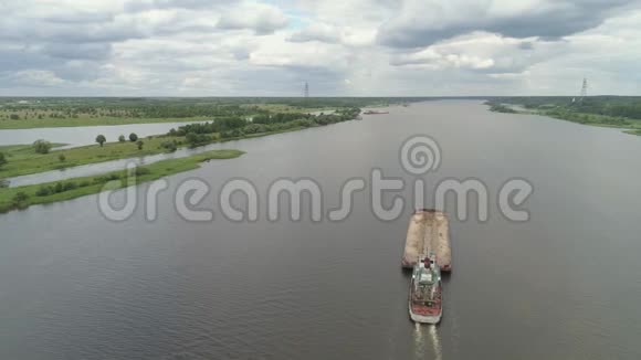 伏尔加河上的驳船视频的预览图