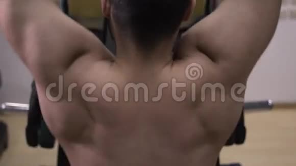 健身室肌肉男成人操的特写视频的预览图