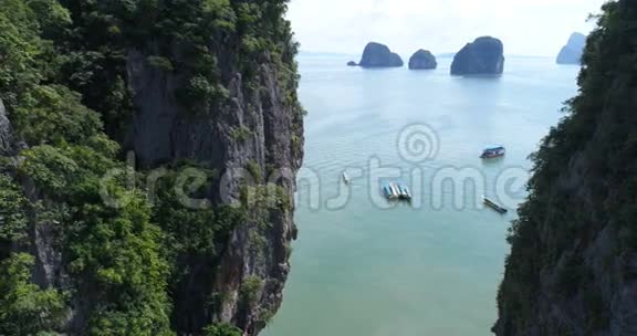 詹姆斯邦德岛的鸟瞰图和美丽的海上石灰石岩层视频的预览图