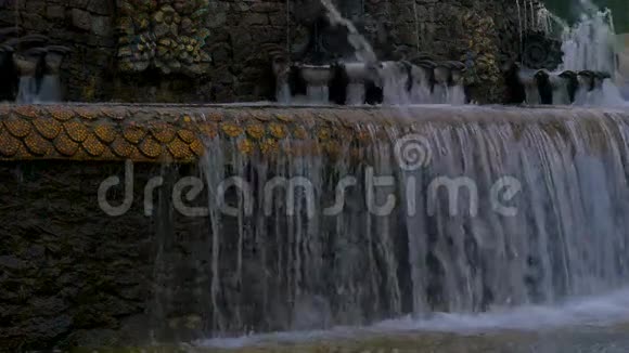 城市公园里美丽的喷泉太阳照亮了水的飞溅闪亮的水花视频的预览图