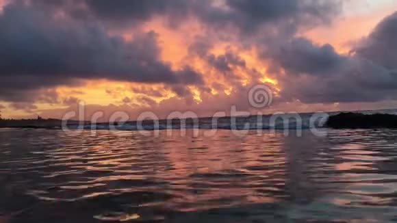 从夏威夷考艾岛的卡帕海滩的珊瑚礁上看到的太平洋上空的日出视频的预览图