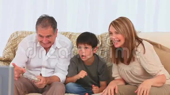 家人在电视上看比赛视频的预览图