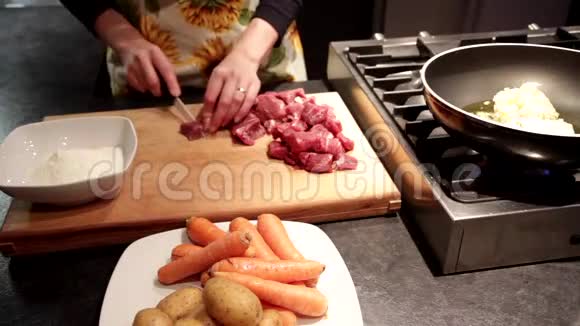 土豆和胡萝卜炖肉视频的预览图